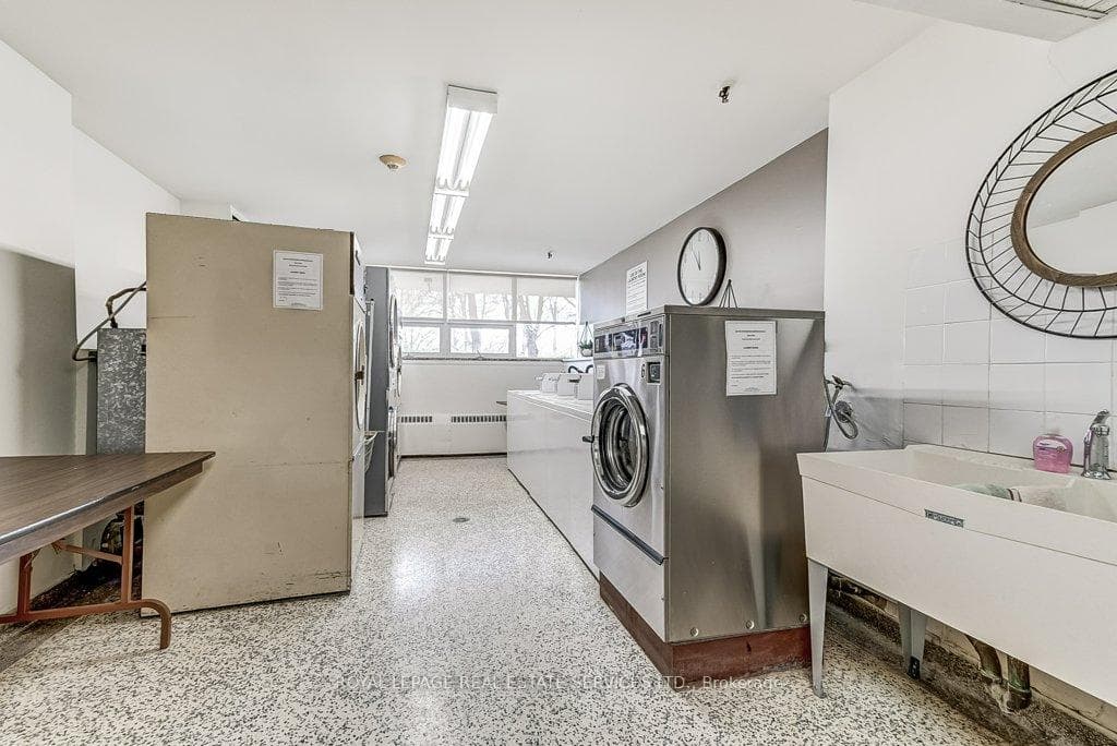 212 Kerr Street Unit 907 photo 44