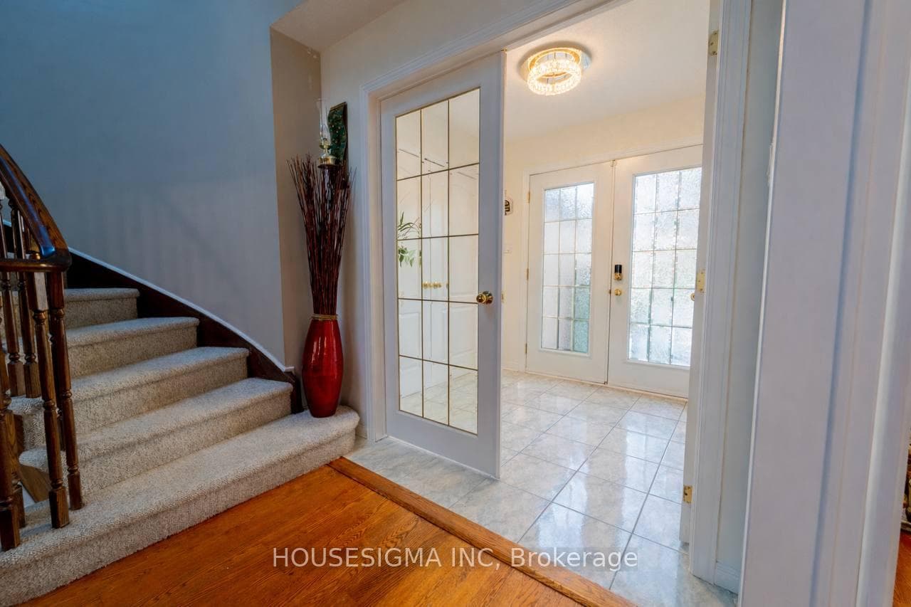 566 Falwyn Crescent photo 4