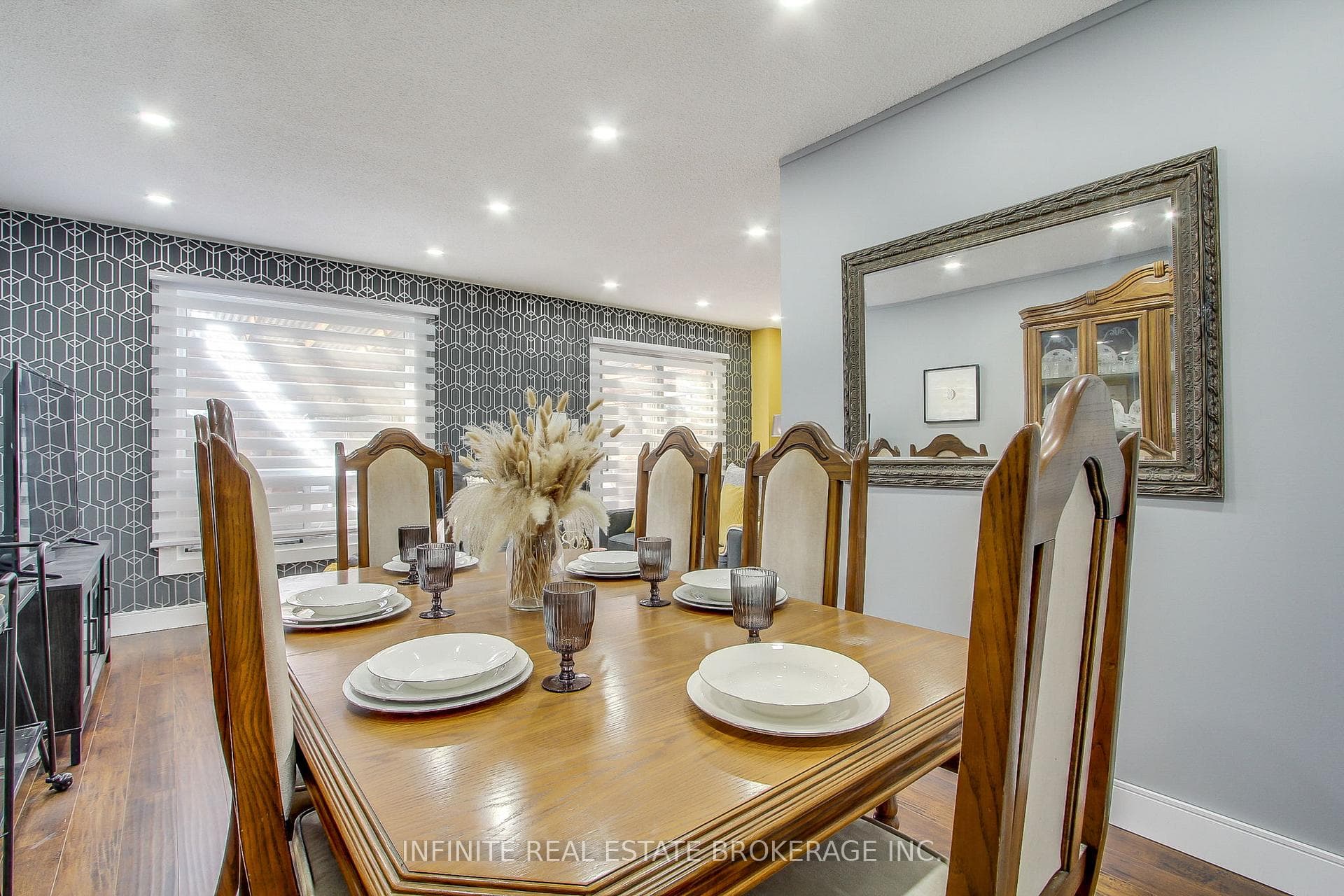 765 Queensbridge Drive photo 8