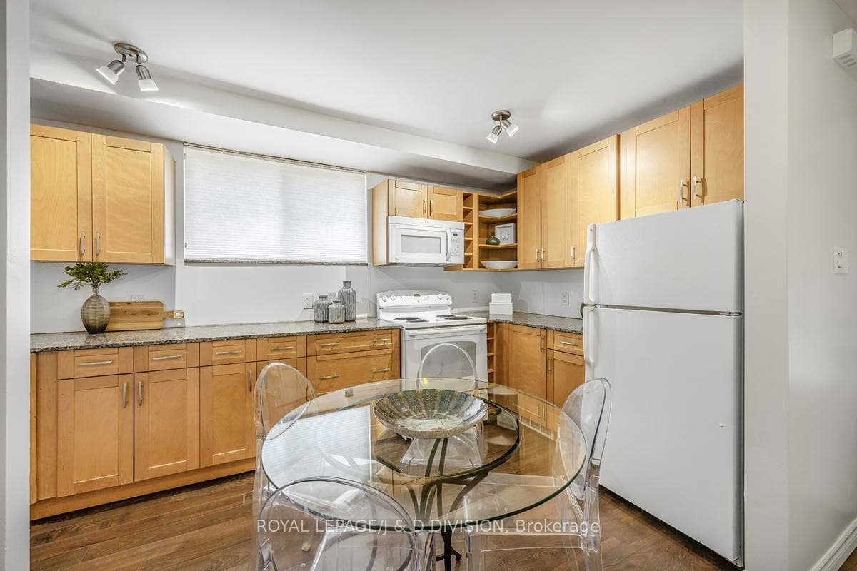 123 Strathcona Avenue Unit 17 photo 4