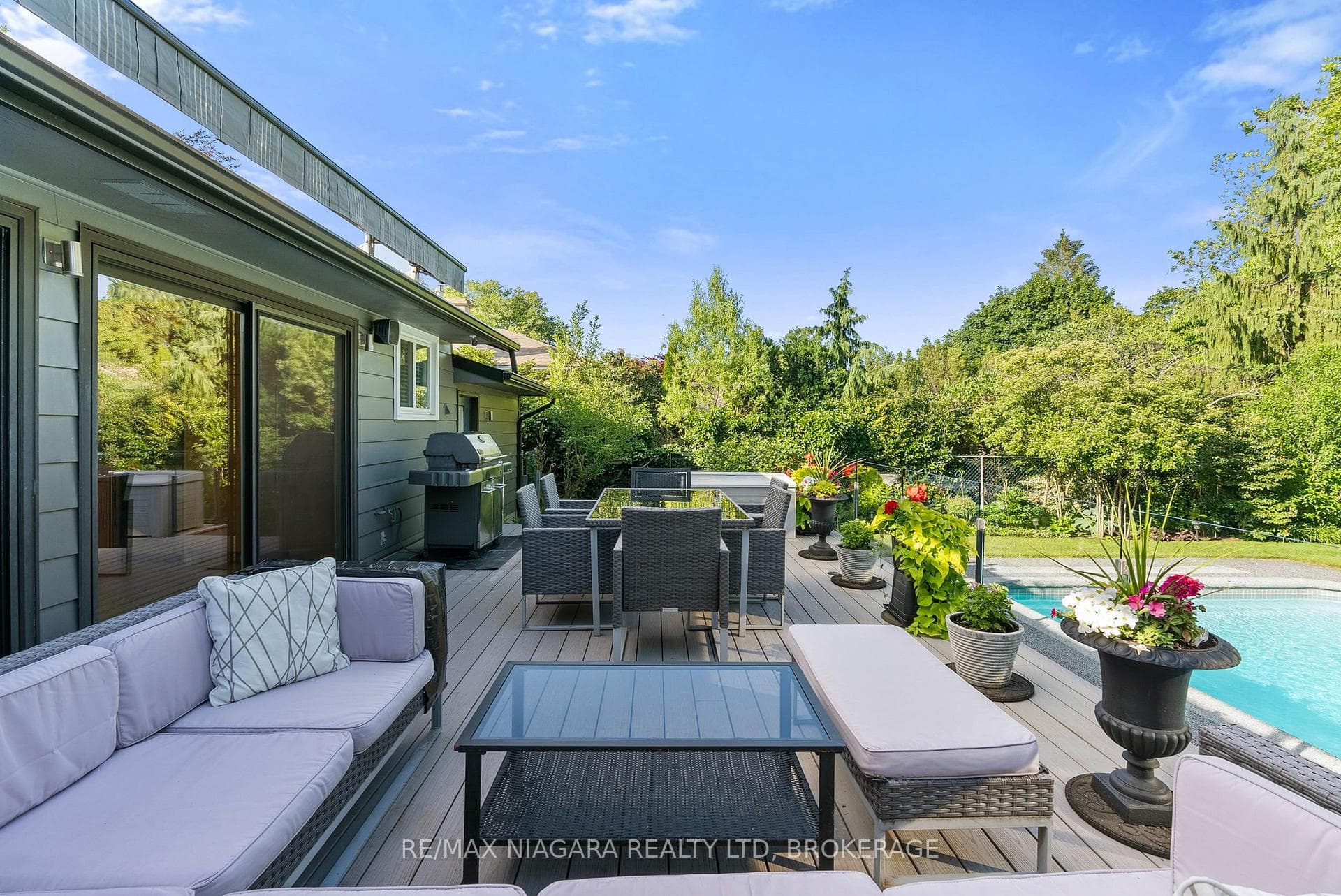 360 DORCHESTER Street photo 4