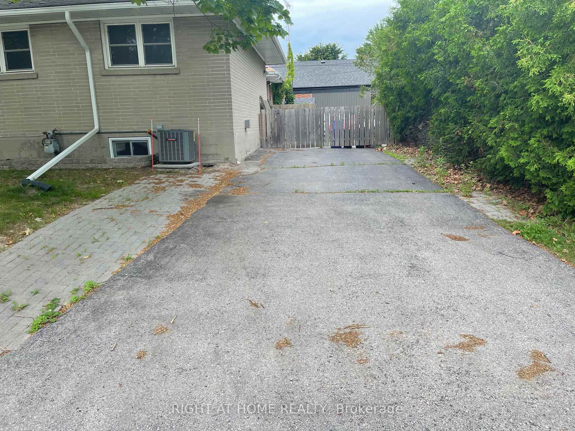 593 Grierson Street Unit Lower photo 4