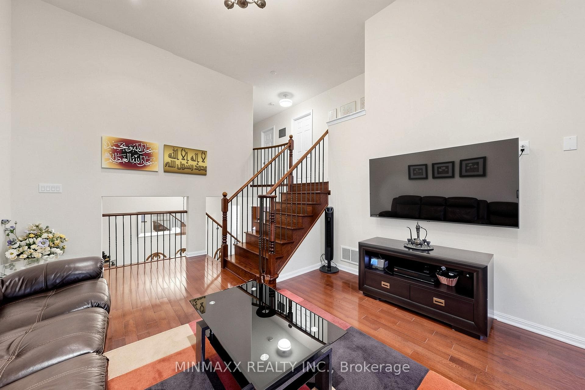 916 Minchin Way photo 27