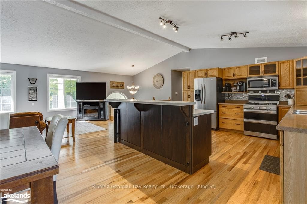 1714 TAY POINT Road photo 4