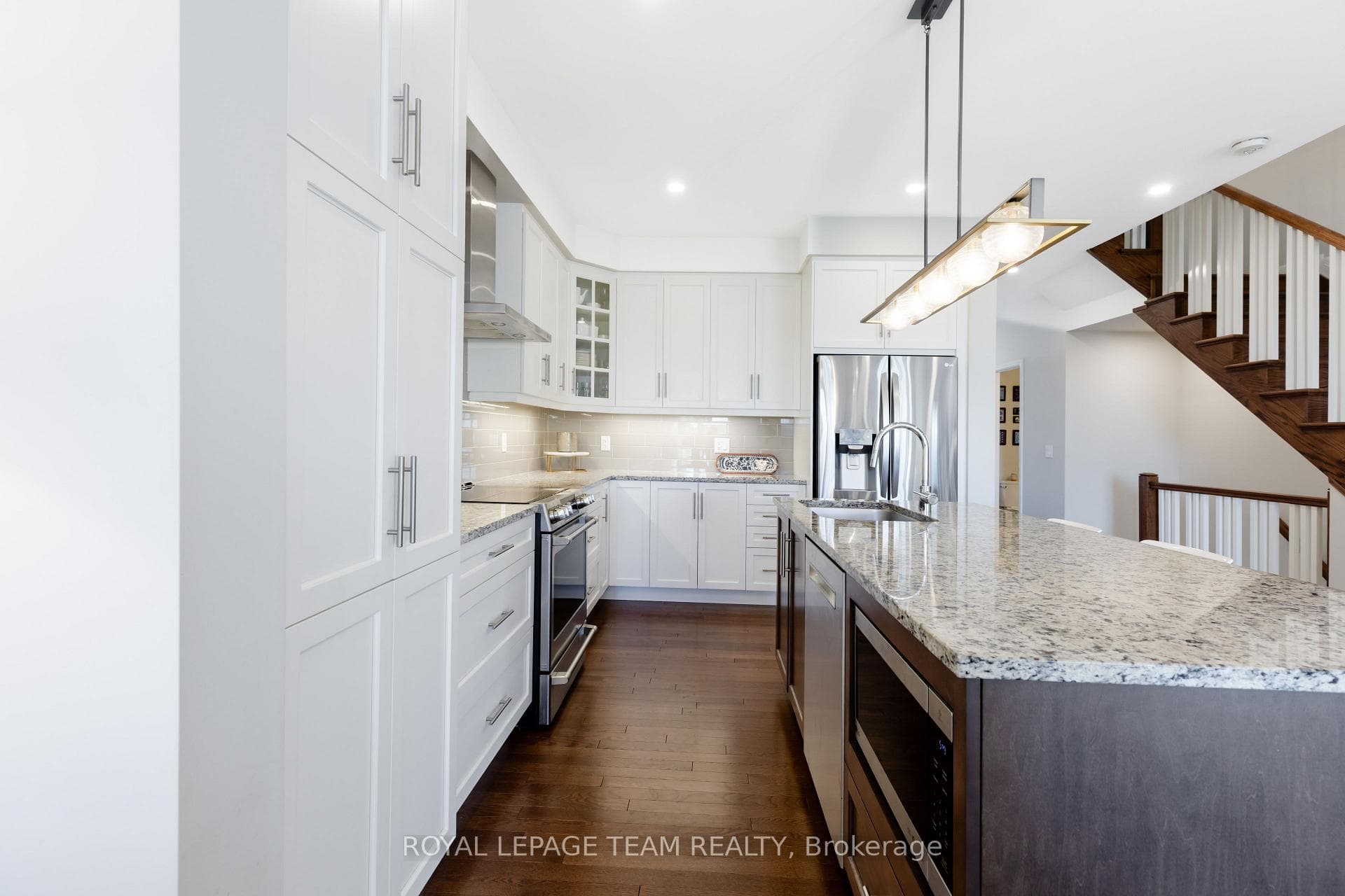 86 Escarpment Crescent photo 22