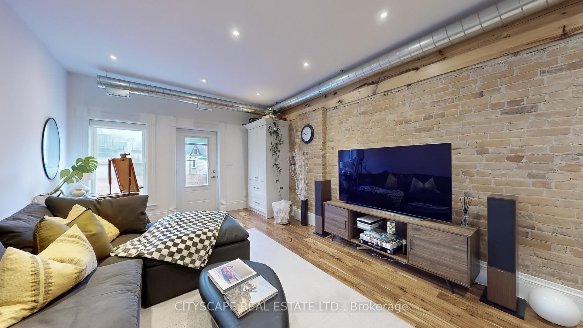 936 Dundas Street Unit Upper photo 4