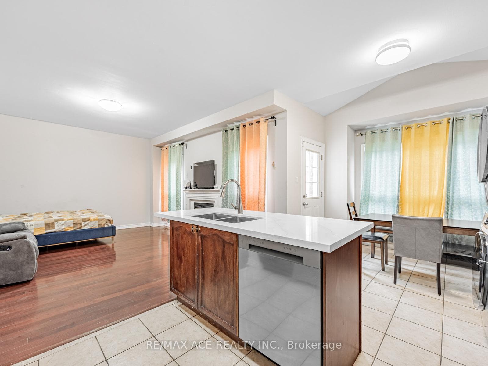 51 Styles Crescent photo 9