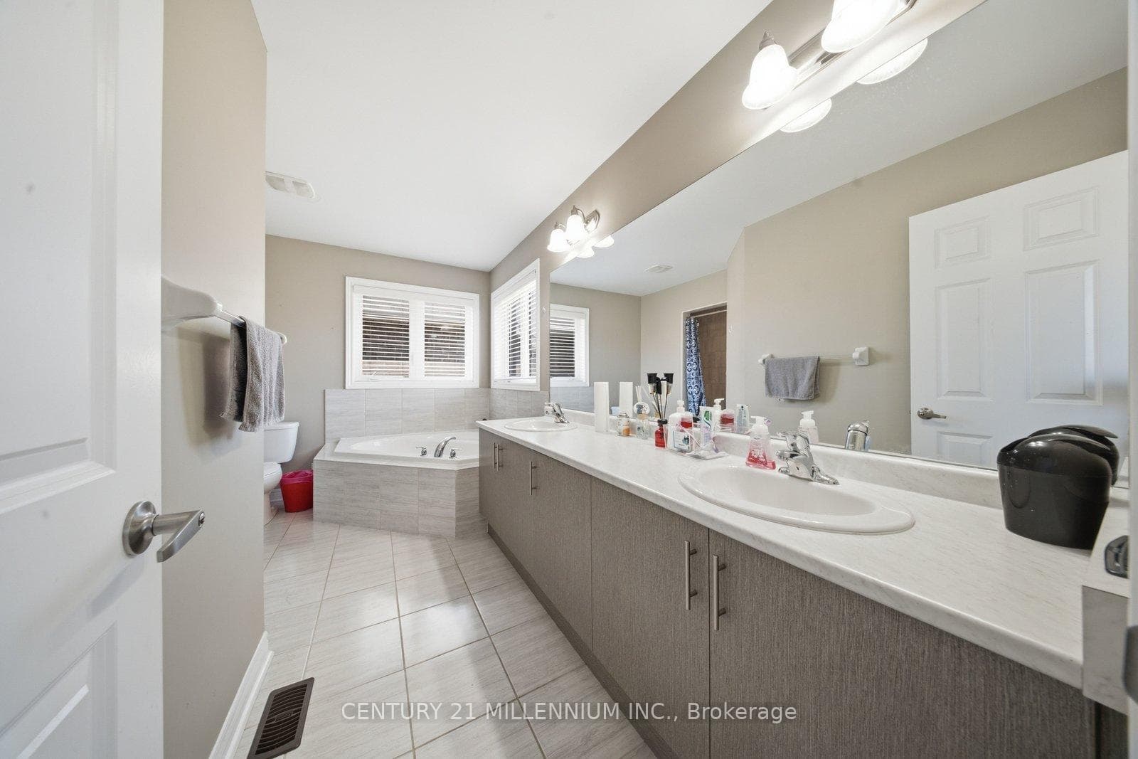 1153 Upper Thames Drive photo 20