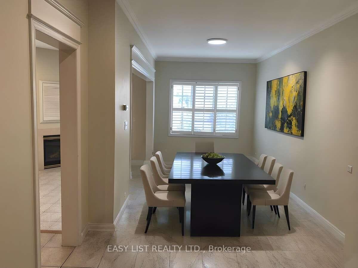 35 Kingsbridge Circle photo 2
