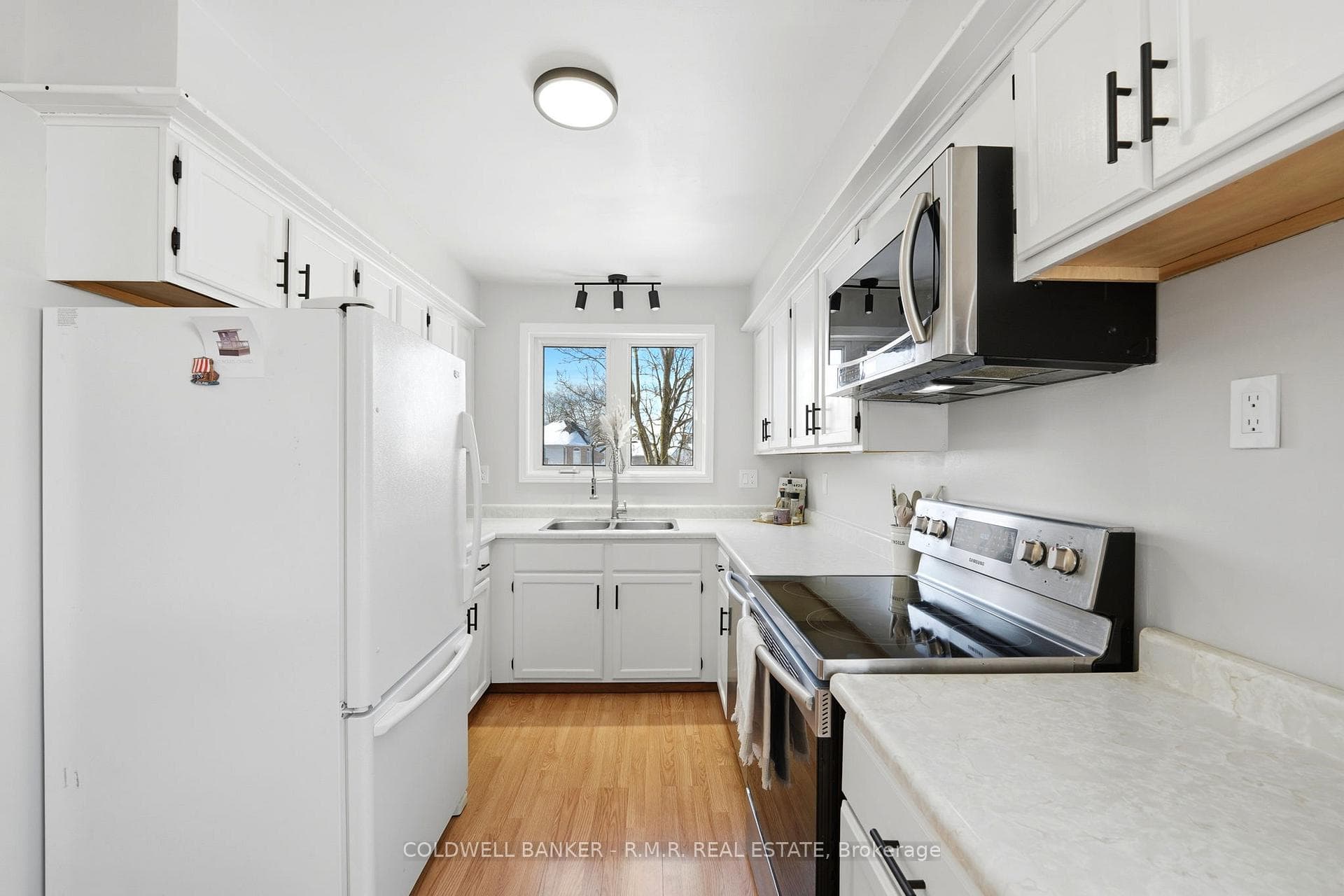 135 Sutherland Crescent photo 9