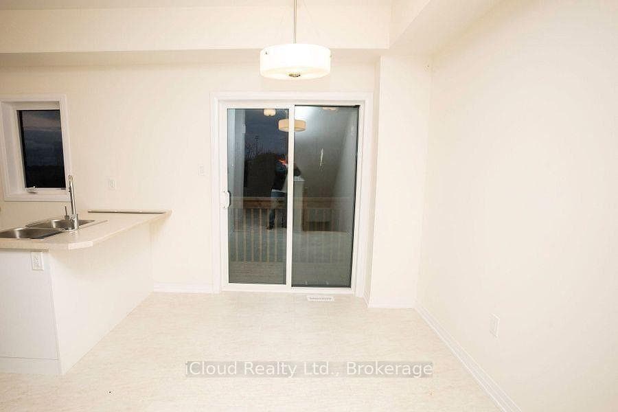 84 Fieldridge Crescent photo 5