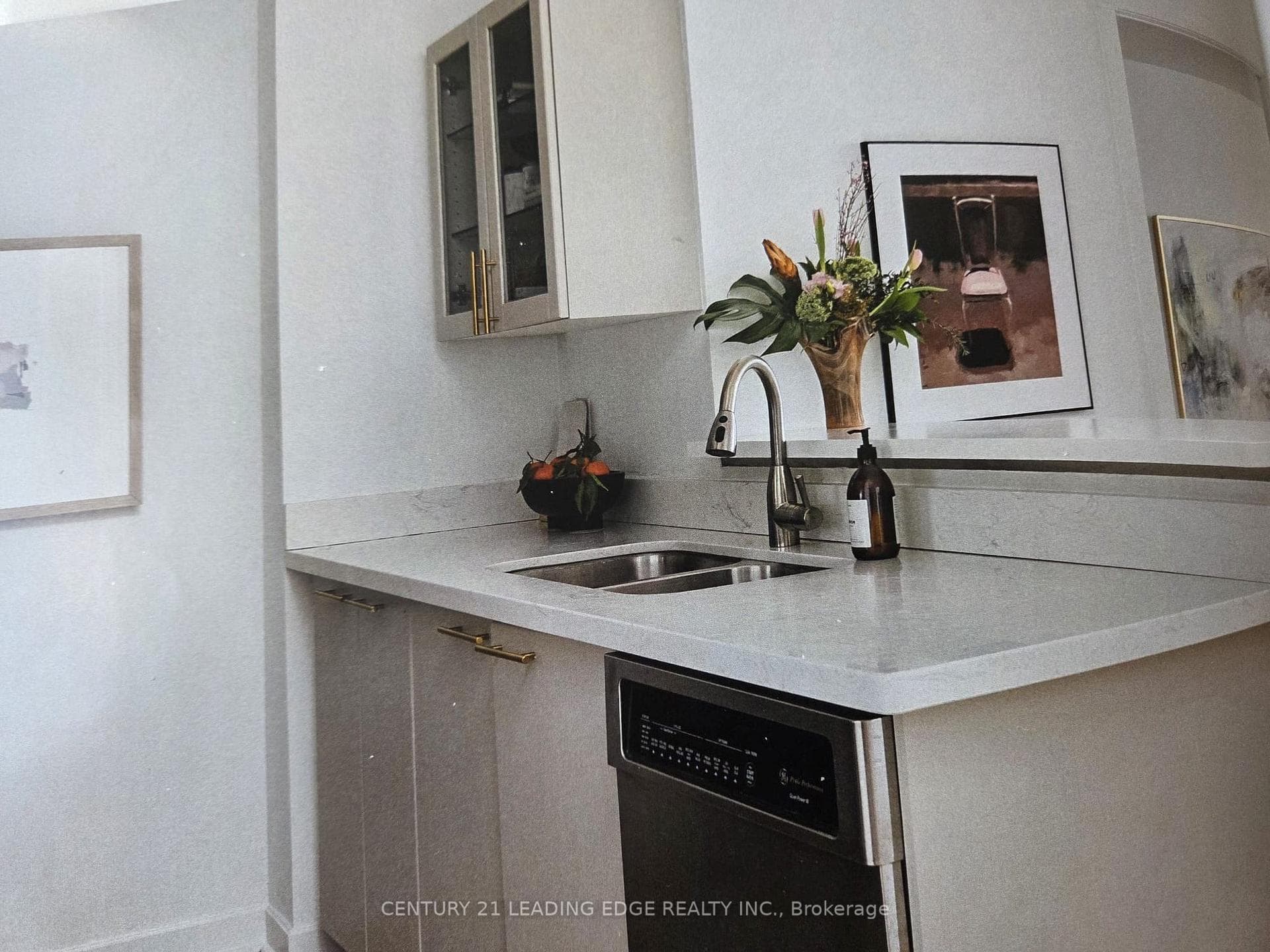 438 RICHMOND Street Unit 706 photo 11