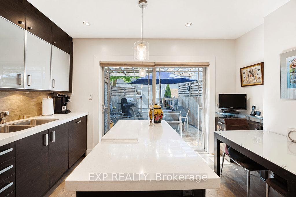 379 Davisville Avenue photo 21