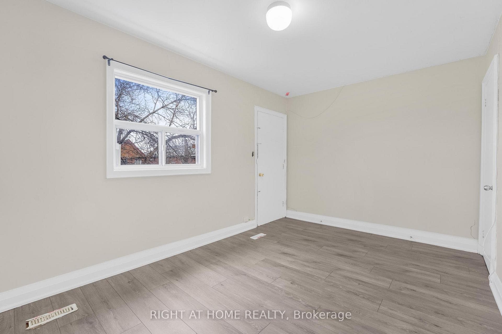 1698A Eglinton Avenue photo 19