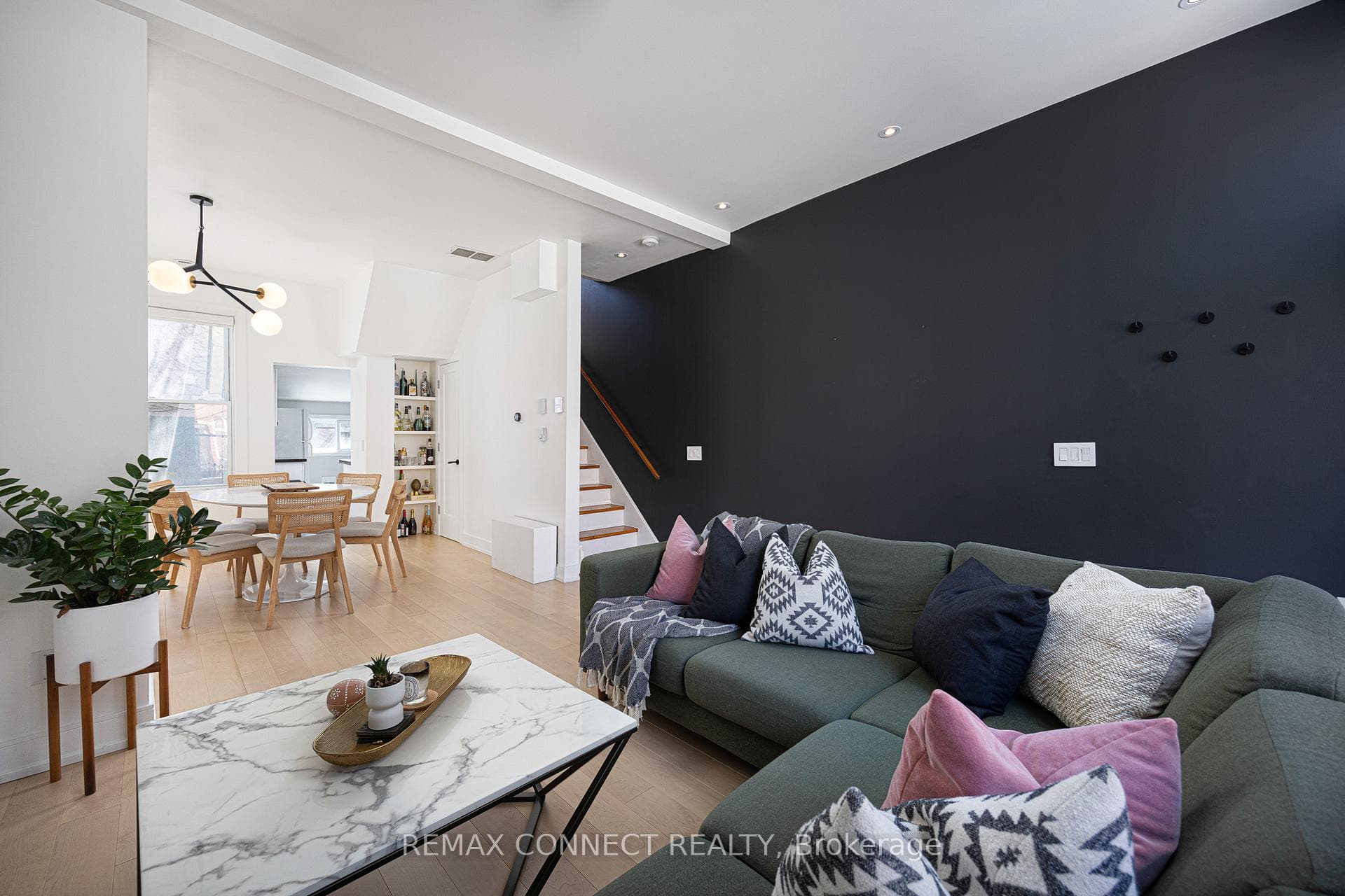 553 King Street photo 2