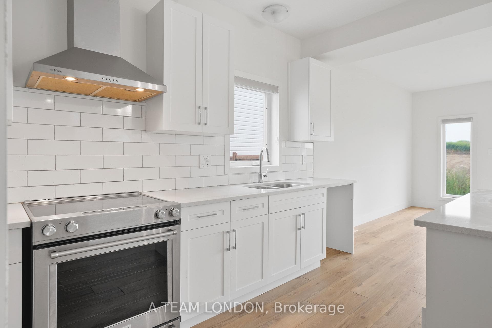 1612 Capri Crescent photo 9