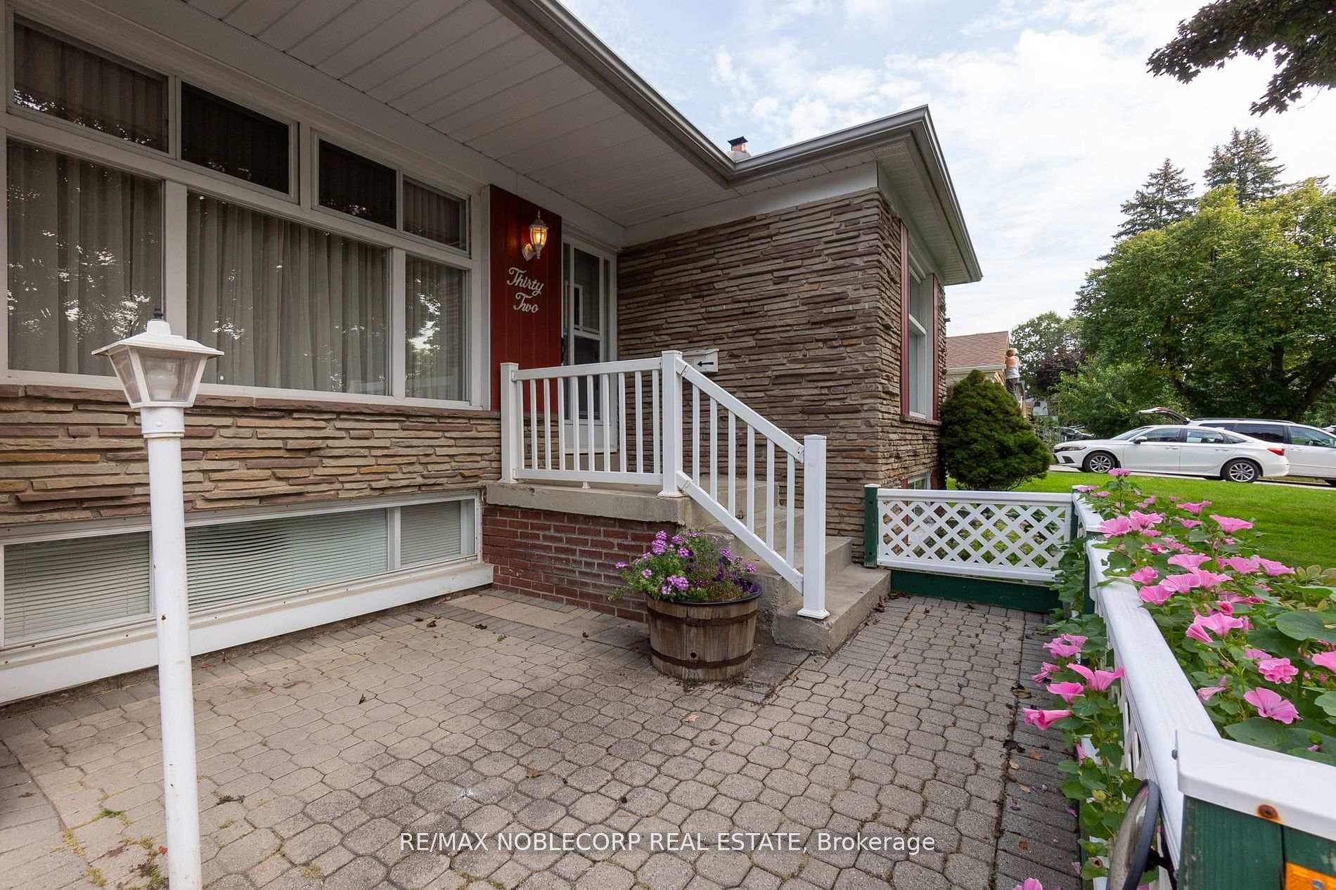 32 Summerside Crescent photo 2