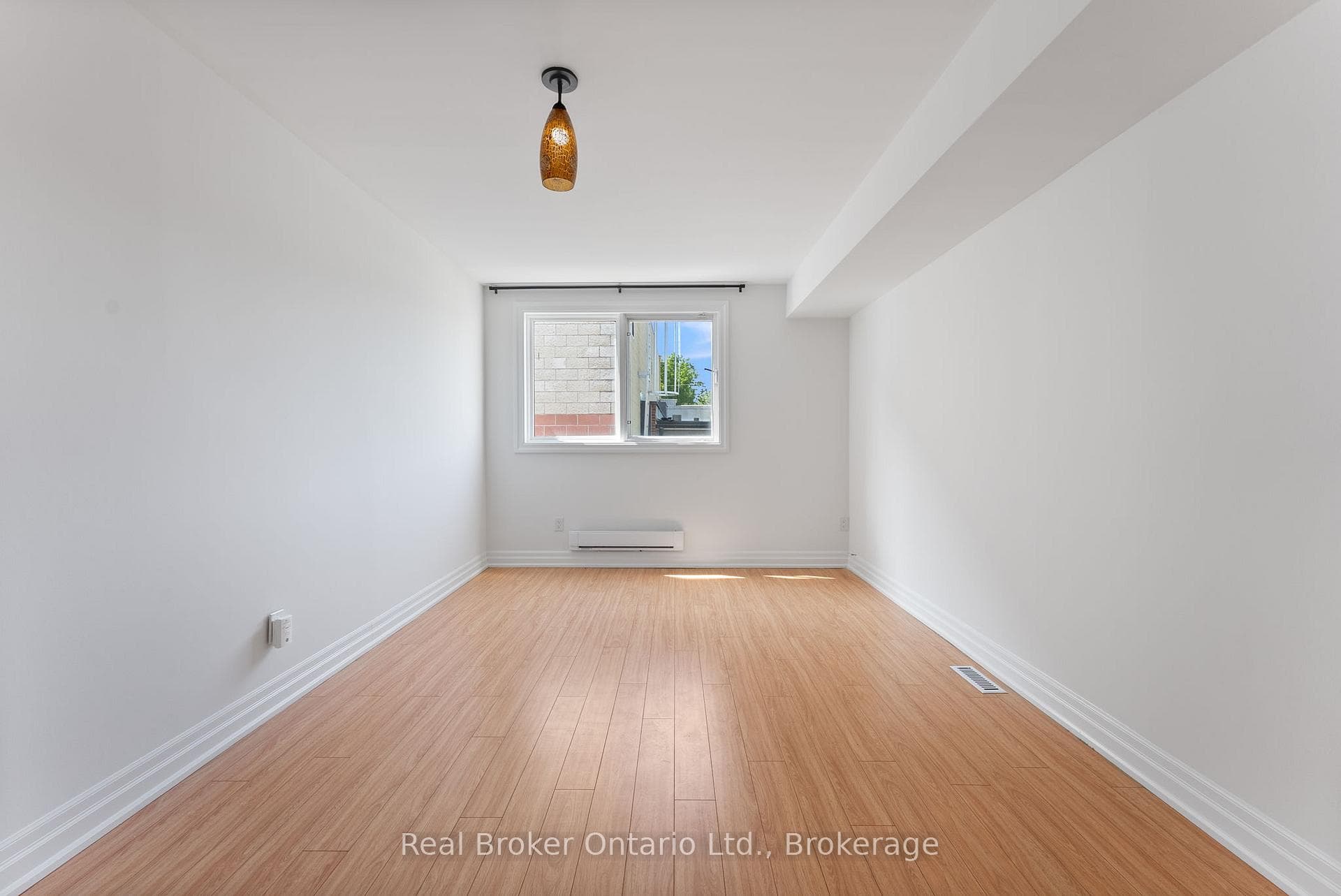 985 Kingsway Drive Unit 5 photo 4