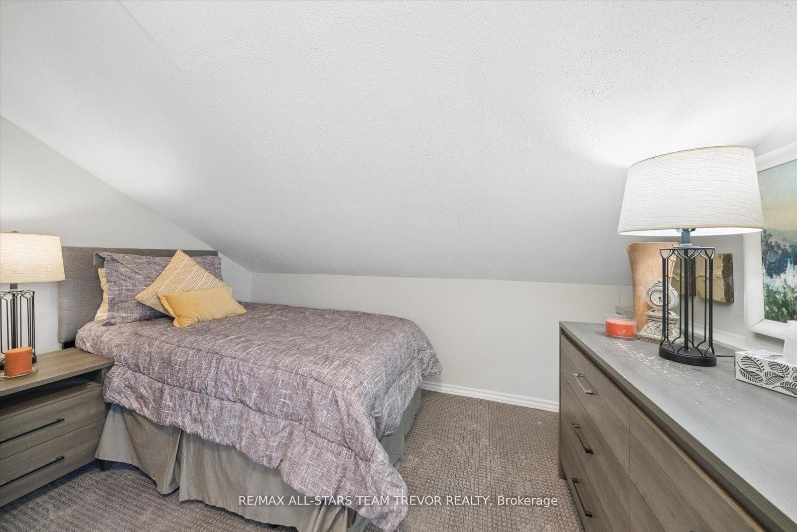 24082 Warden Avenue photo 19
