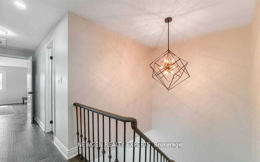 101 Banting Crescent photo 5
