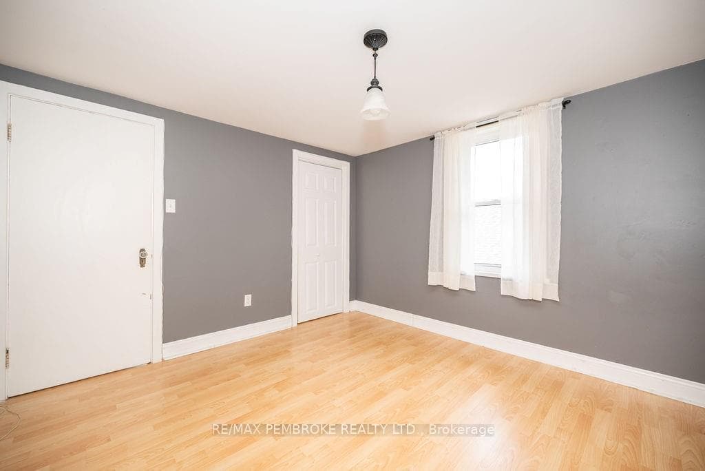 3301 PETAWAWA Boulevard photo 19