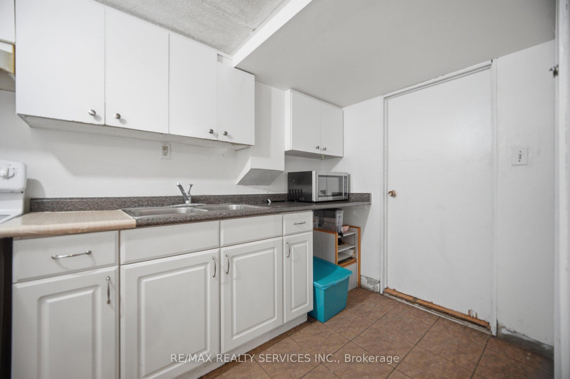 7493 Netherwood Road photo 38
