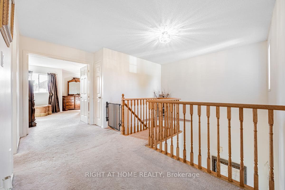 1448 Sandhurst Crescent photo 17