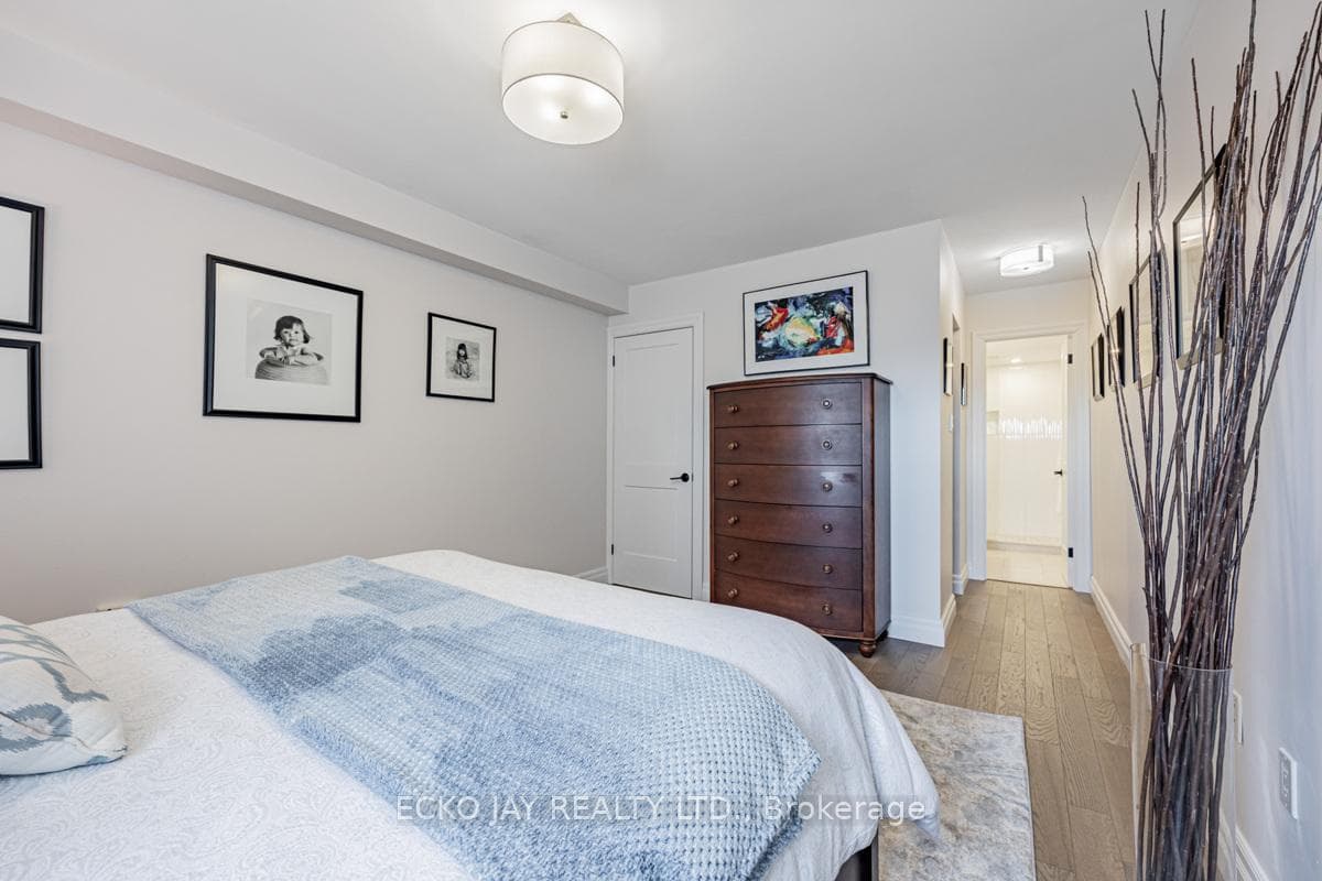 812 Burnhamthorpe Road Unit 1604 photo 20
