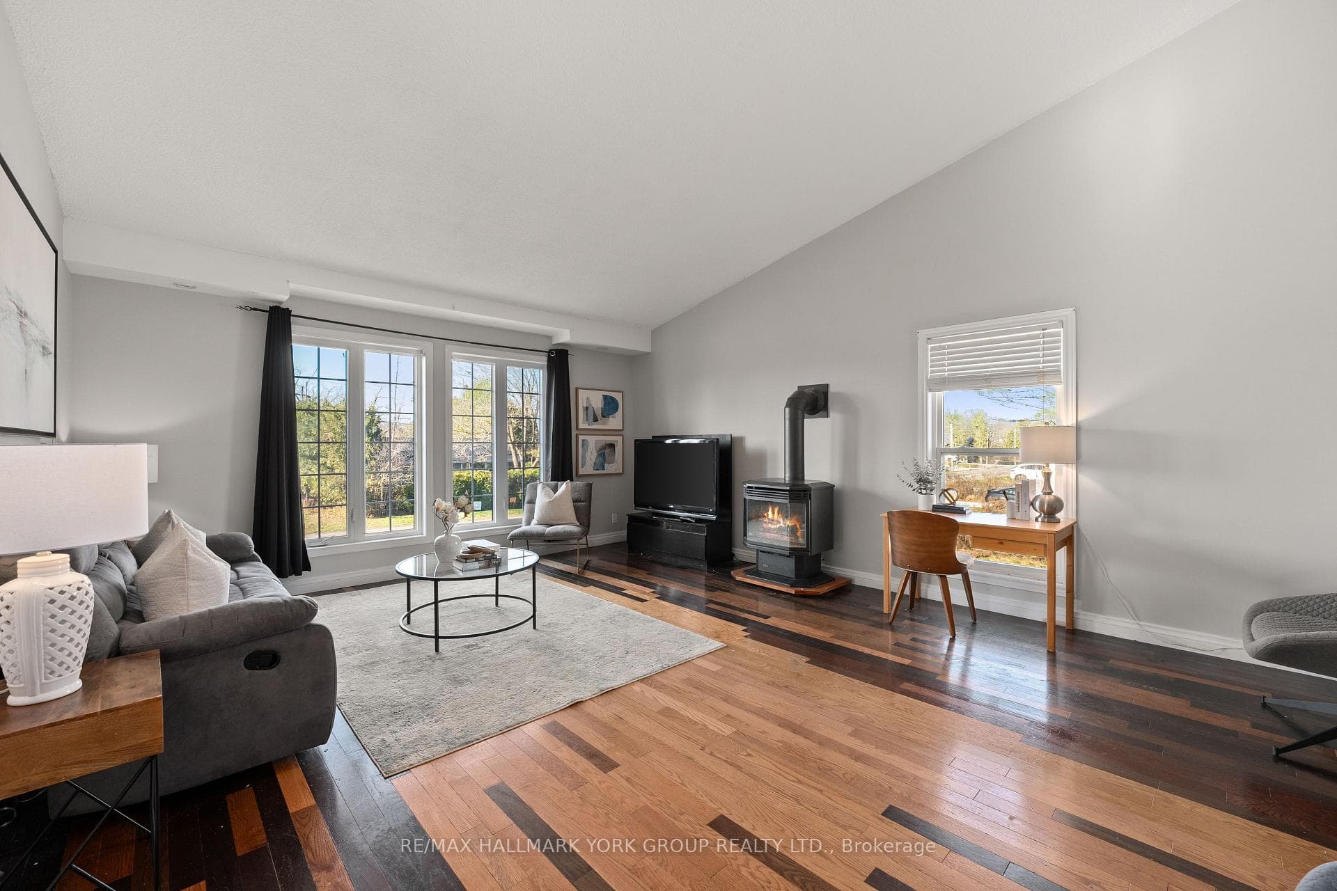 25 Blue Jay Boulevard photo 3