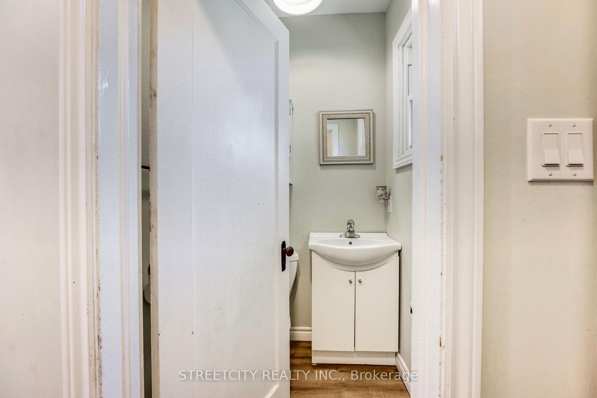 703 Wellington Street photo 22