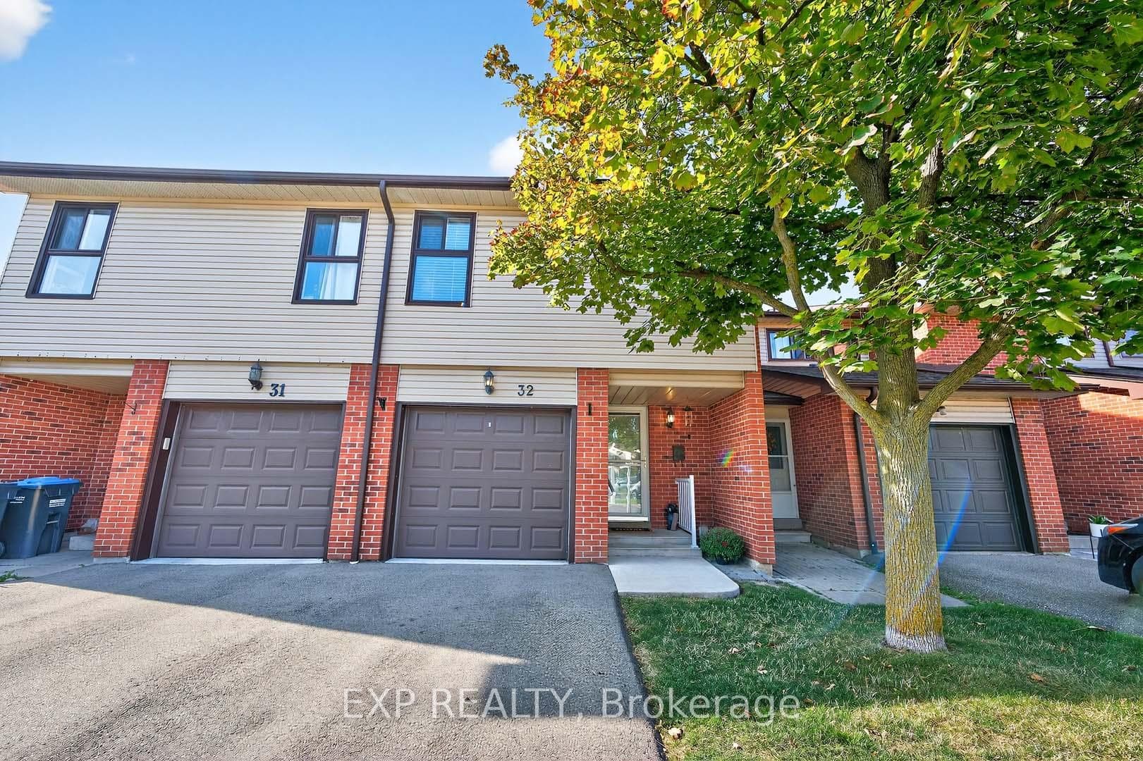 32 Collins Crescent photo 3
