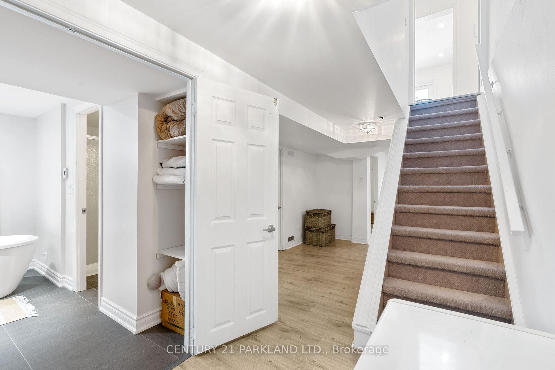 57 Manning Crescent photo 31