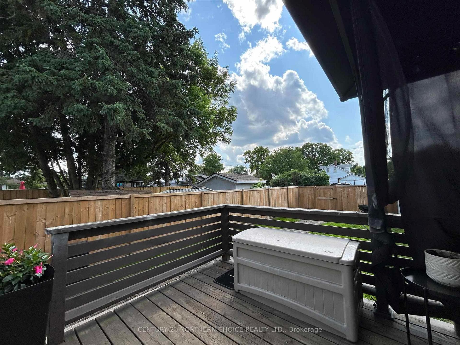 907 SMITH Avenue photo 32