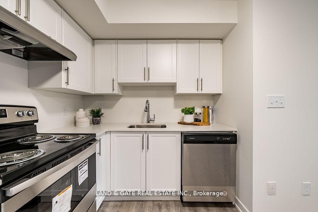 976 Simcoe Street Unit 305 photo 8