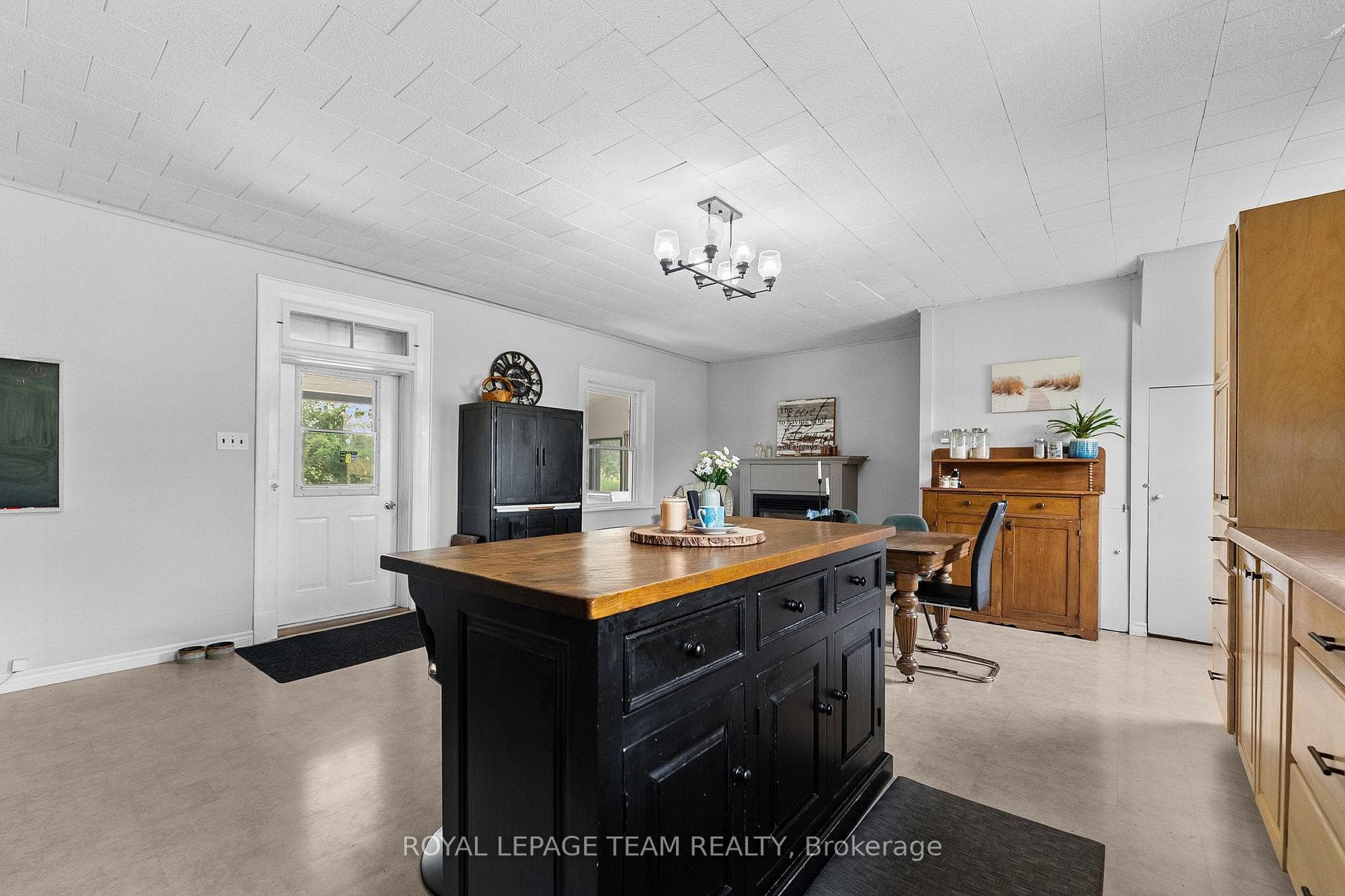 620 Yantha Road Unit A photo 19