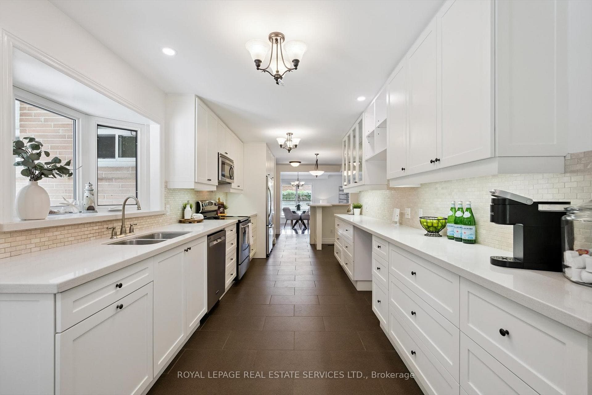 Featuring Caesarstone Countertops & S/S Appliances