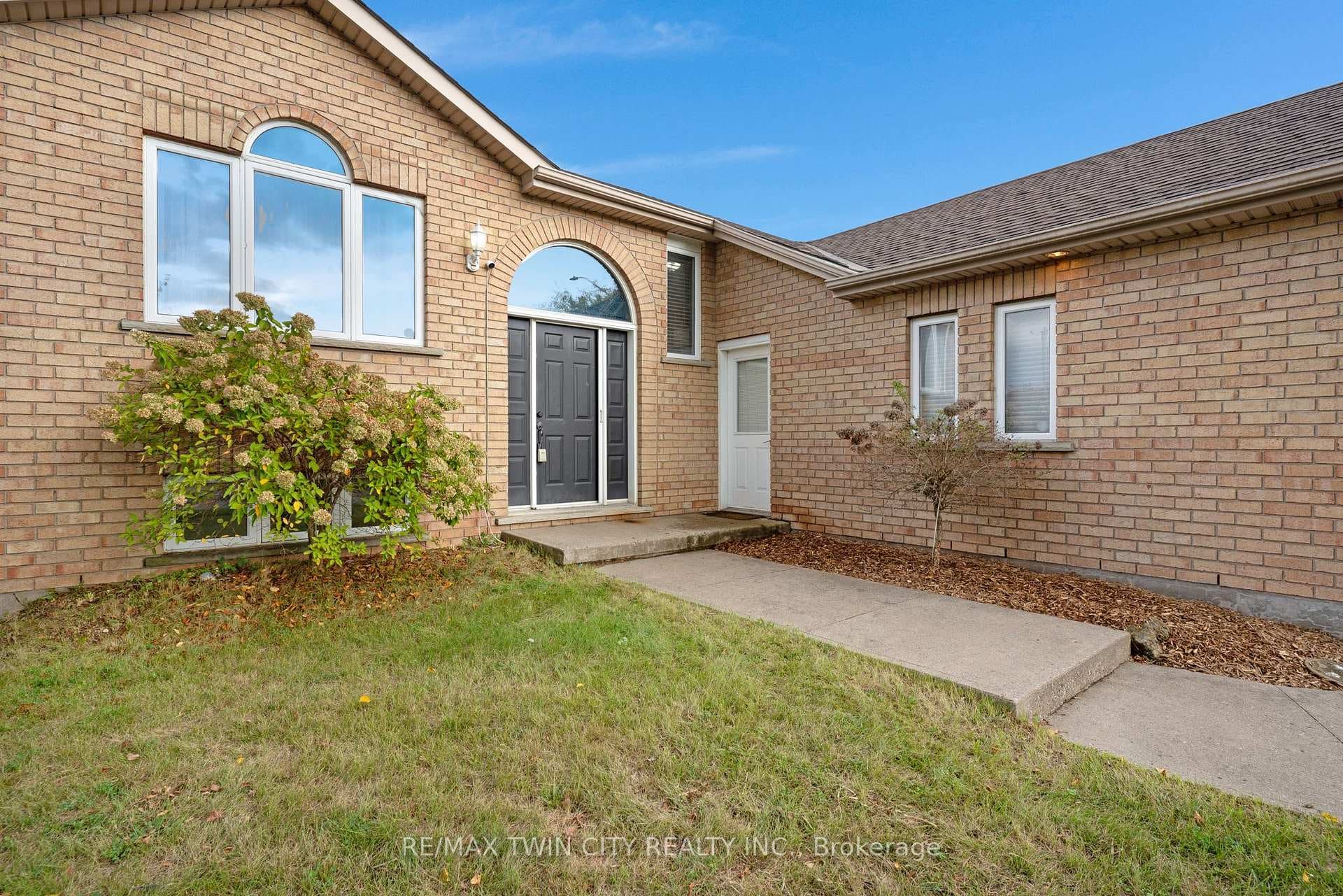 175 Stirling Macgregor Drive photo 2