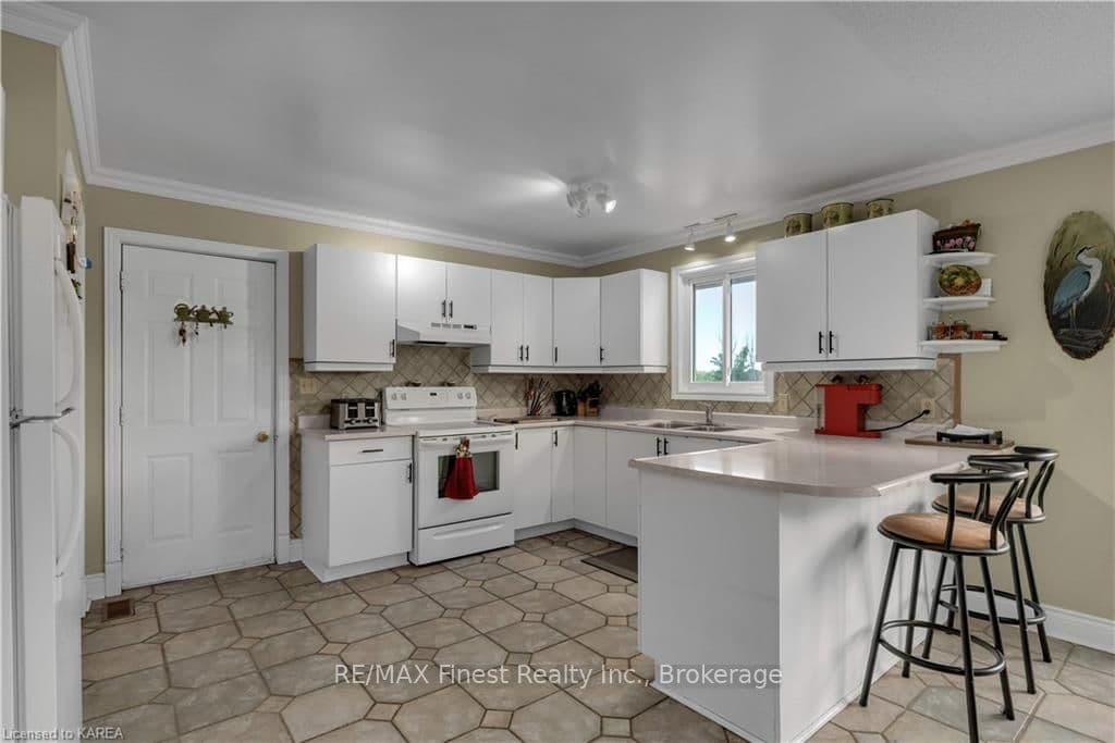 34 HAMBLY Street photo 10
