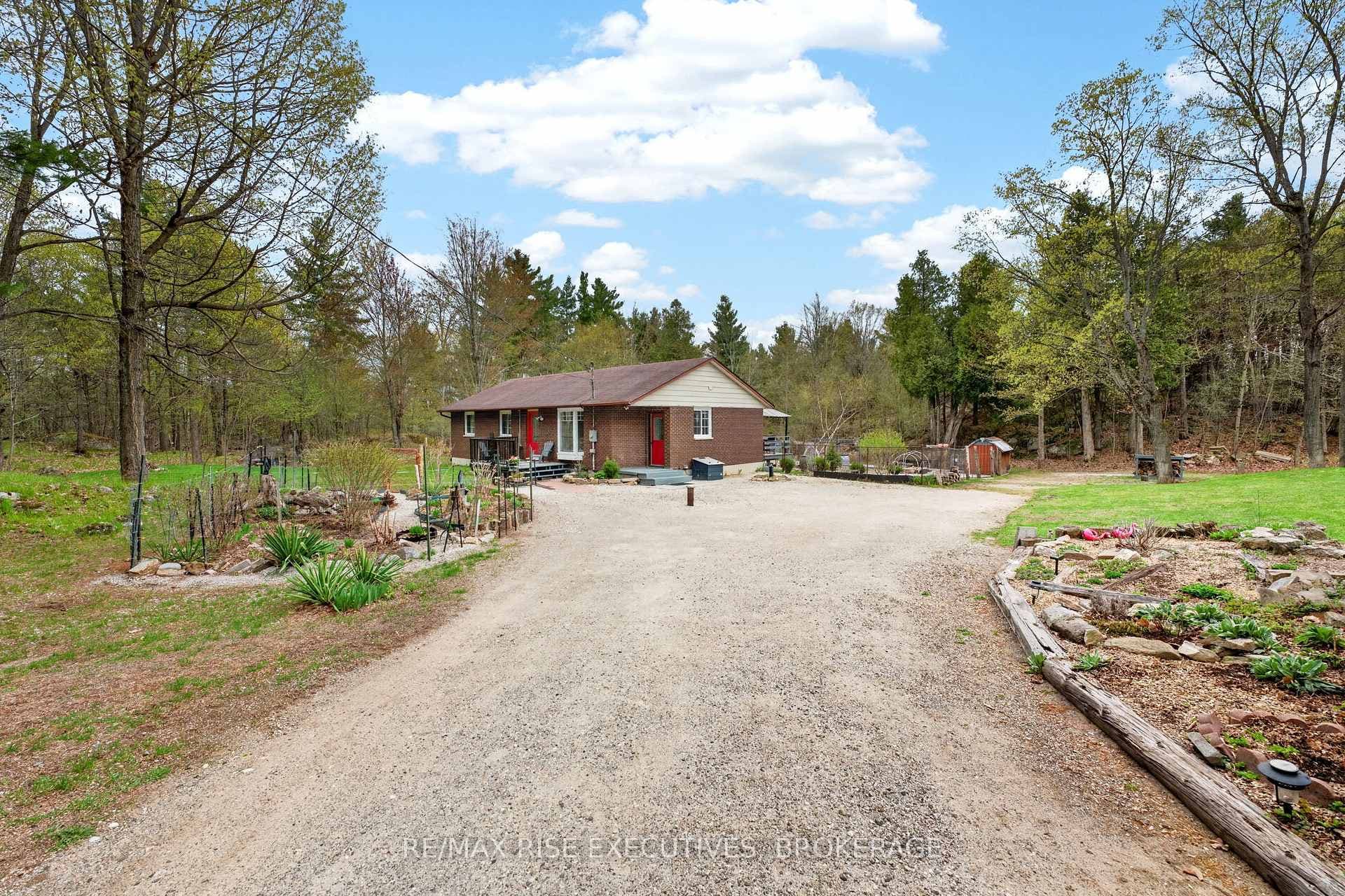 2405 Rideau Ferry Road photo 3