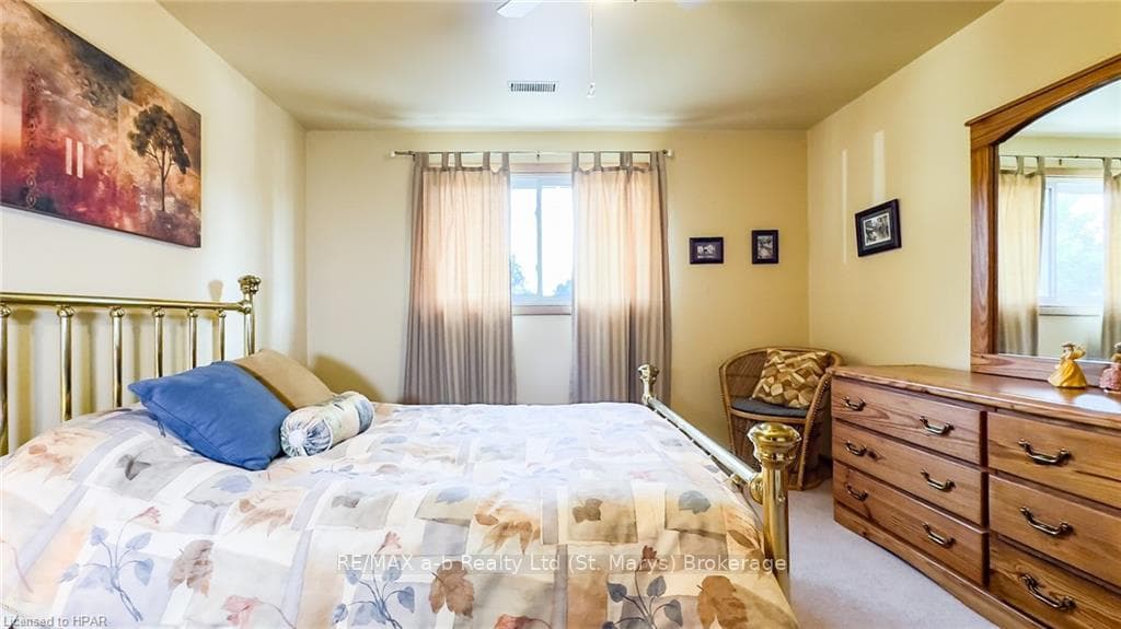 3 SPARLING Crescent photo 37