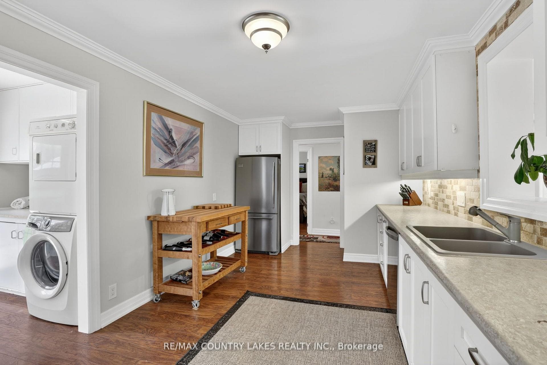 653 Simcoe Street photo 22