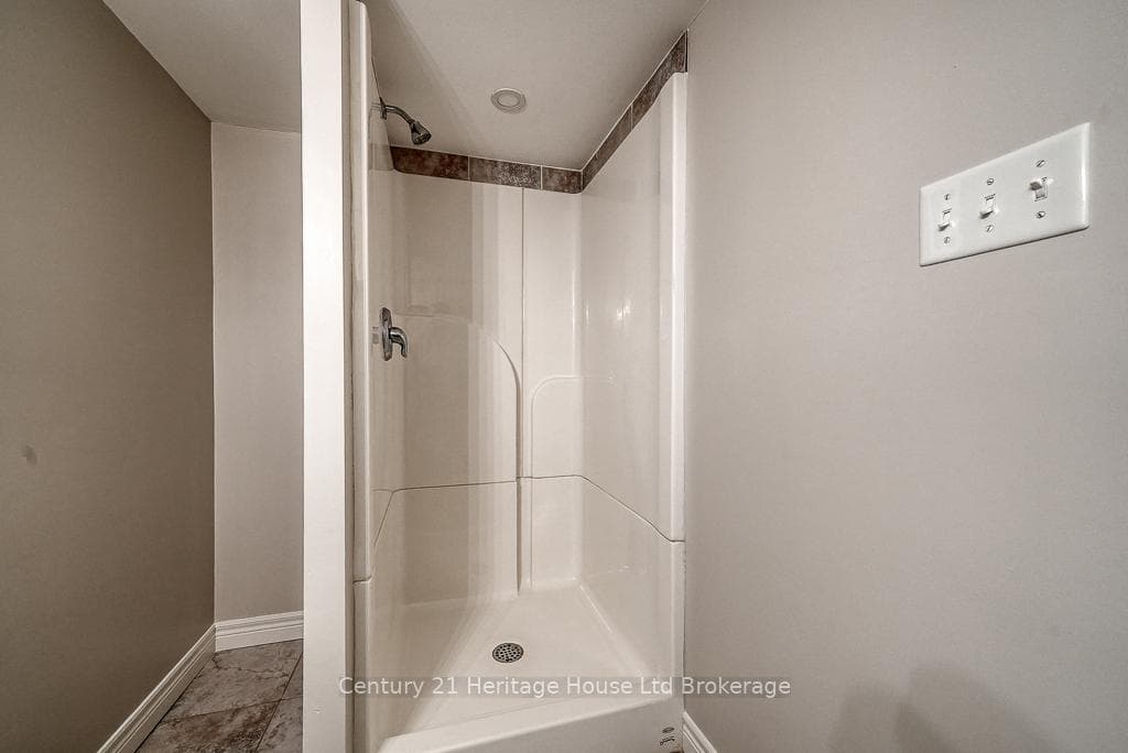 1003 B Nesbitt Crescent photo 36