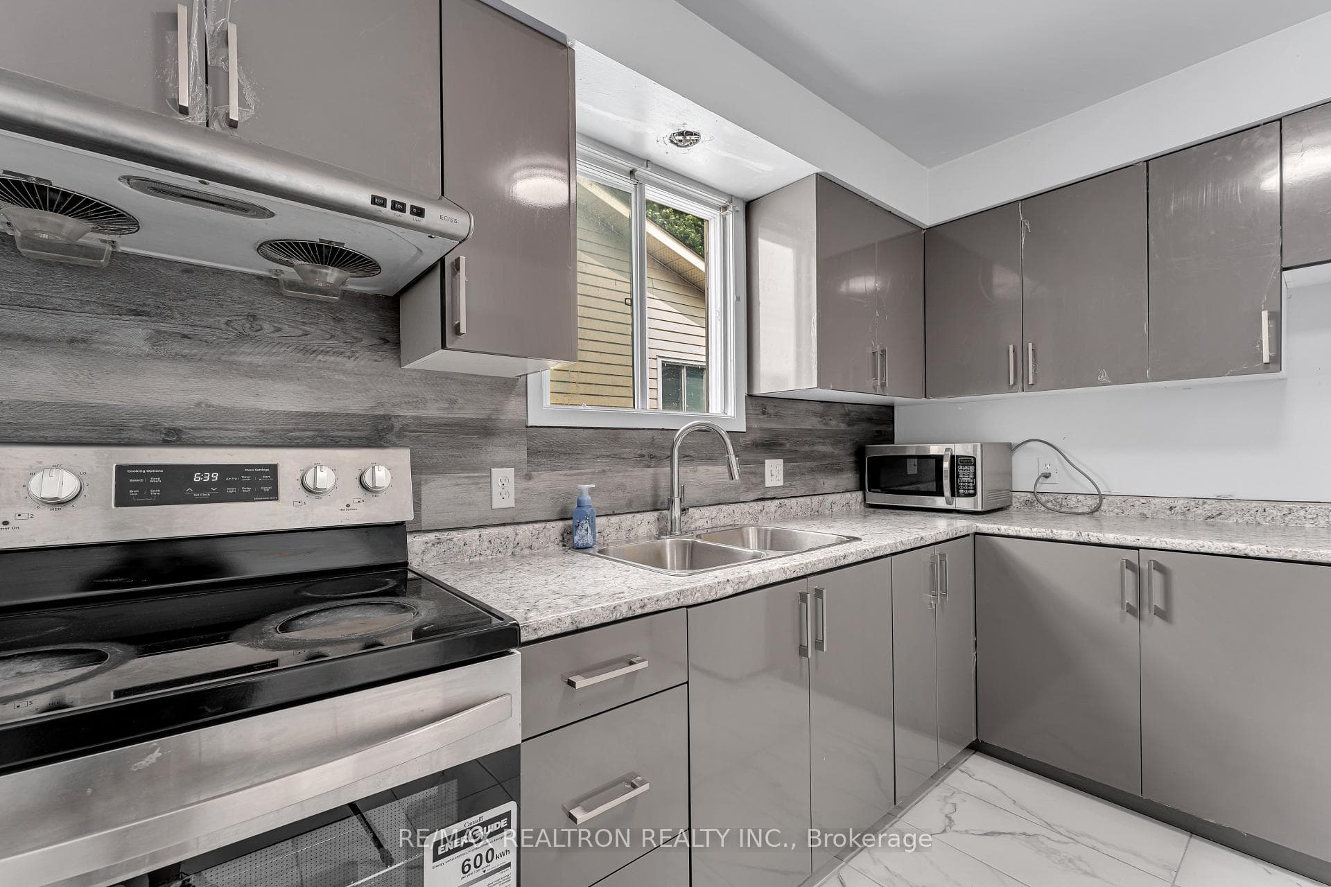 709 Ridley Drive photo 11