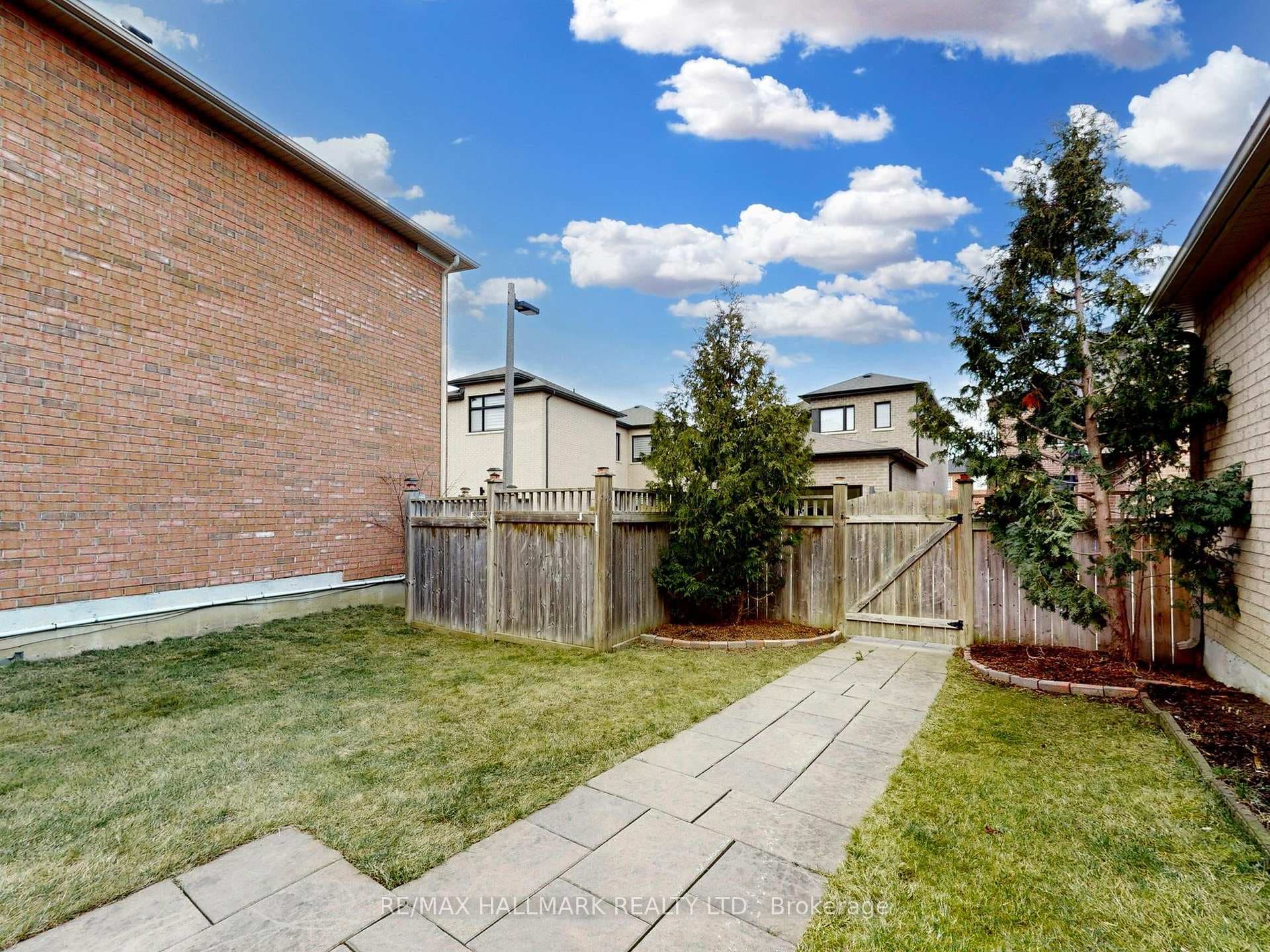 81 Albert Lewis Street photo 32