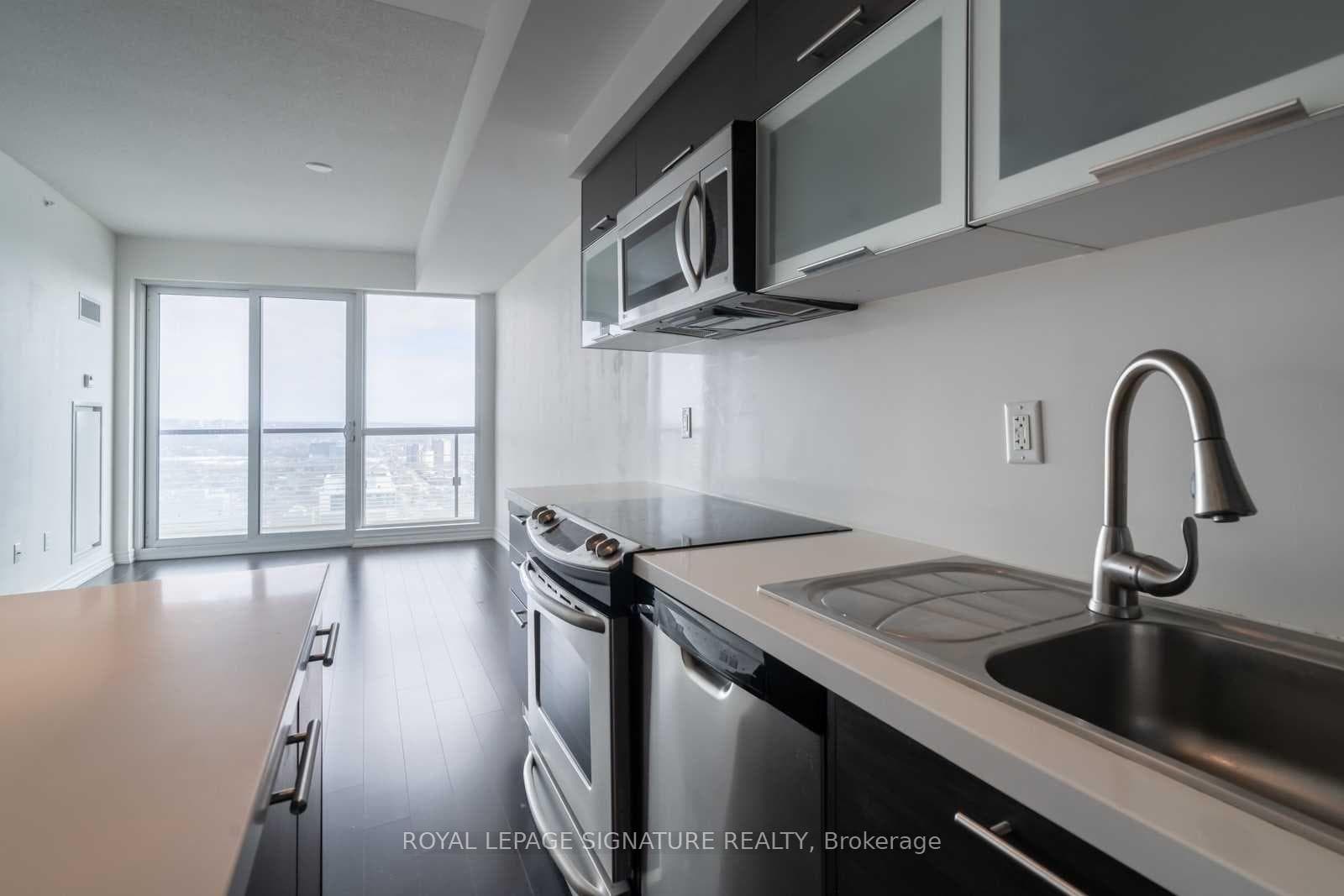 386 Yonge Street Unit 5103 photo 3