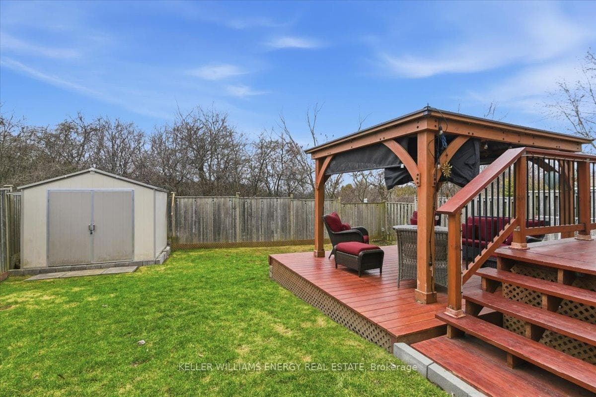 751 Bennett Crescent photo 36