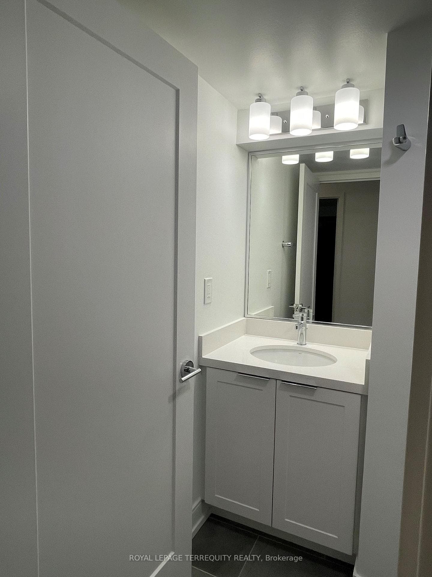 2091 Hurontario Street Unit 806 photo 27
