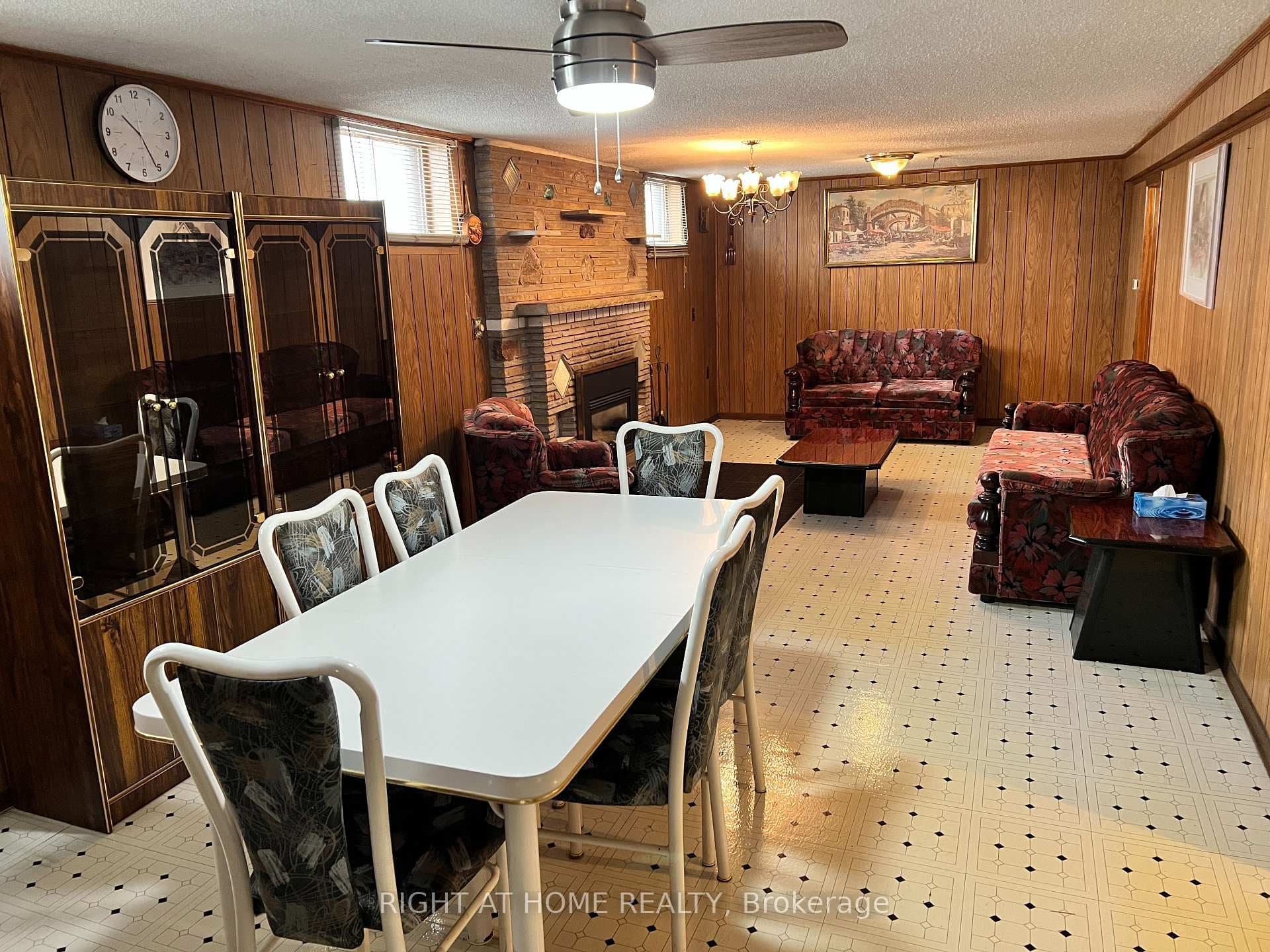 24 Paradelle Crescent photo 8