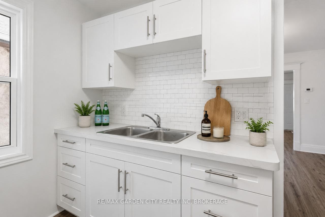 106 Carlton Street photo 11