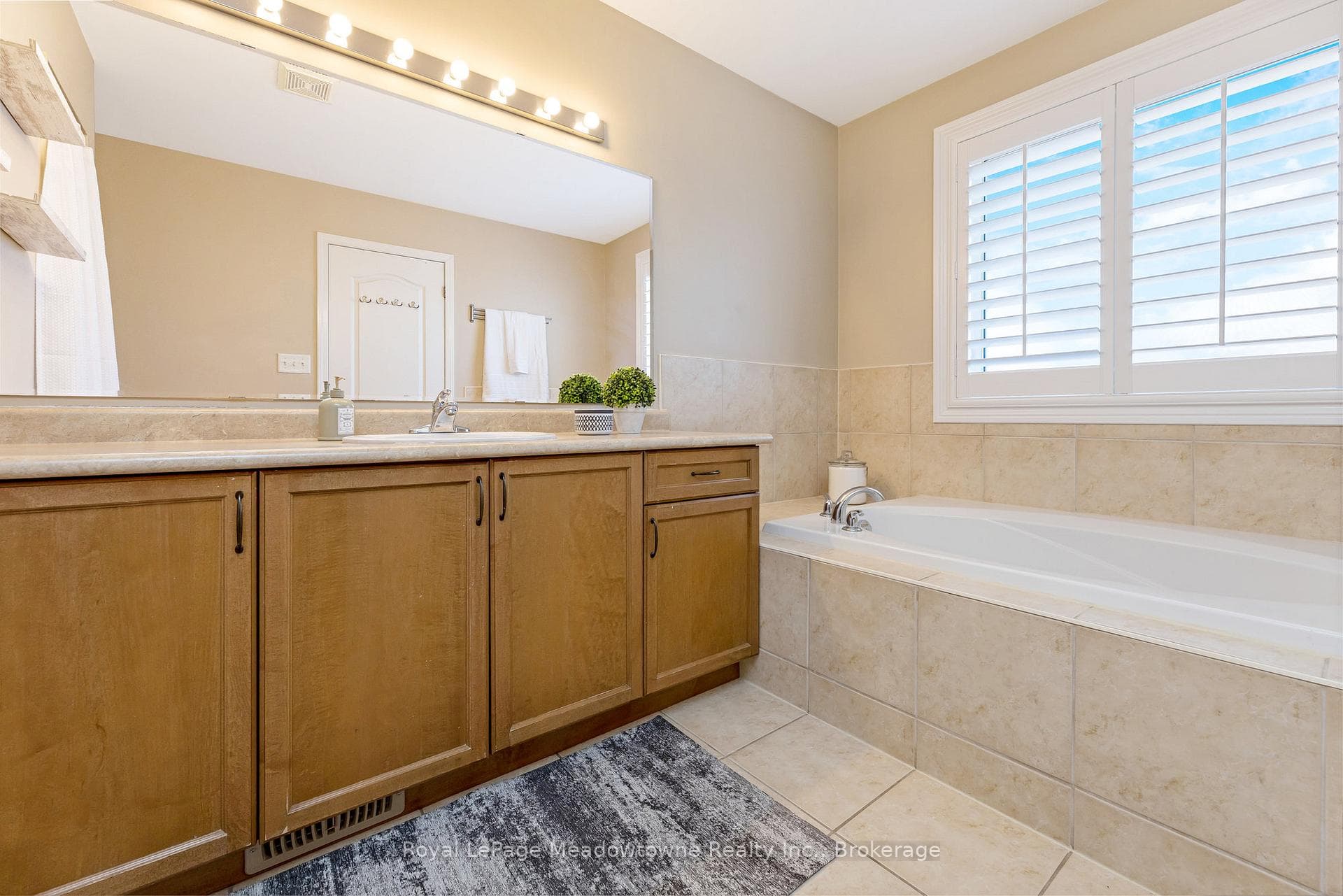 1216 Robson Crescent photo 23